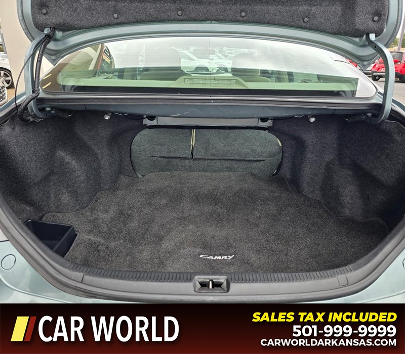 Toyota Camry Vehicle Full-screen Gallery Image 14