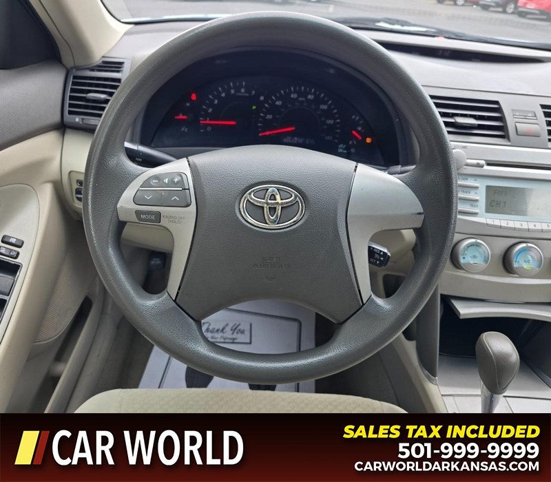 Toyota Camry Vehicle Full-screen Gallery Image 15