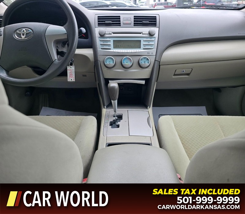 Toyota Camry Vehicle Full-screen Gallery Image 18