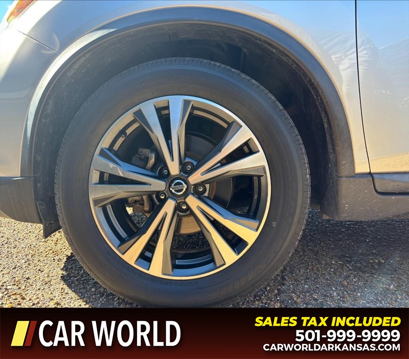 Nissan Rogue Vehicle Full-screen Gallery Image 11