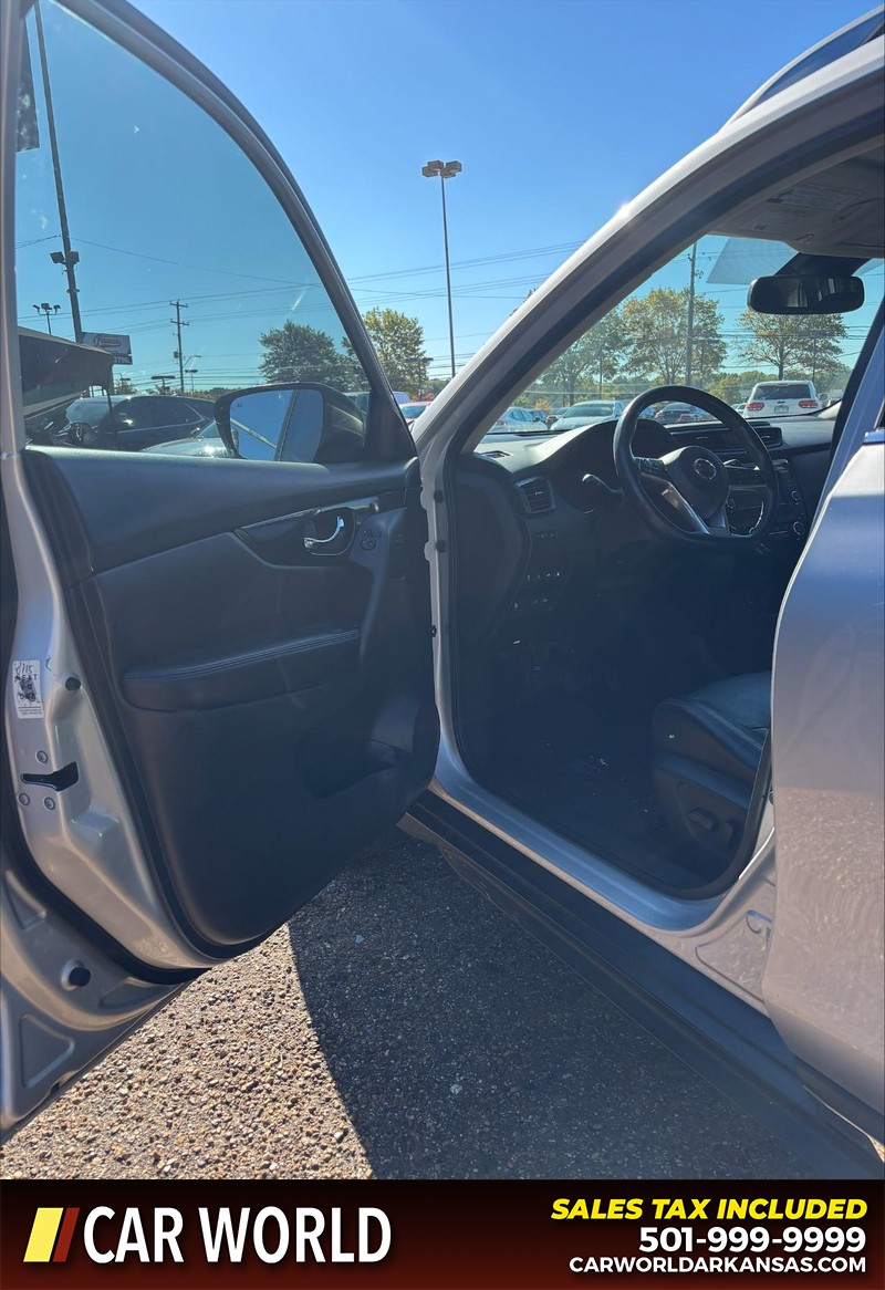 Nissan Rogue Vehicle Full-screen Gallery Image 12