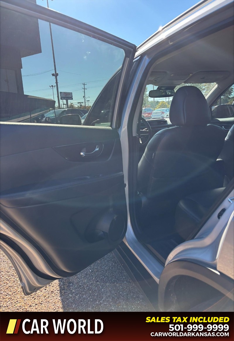 Nissan Rogue Vehicle Full-screen Gallery Image 14