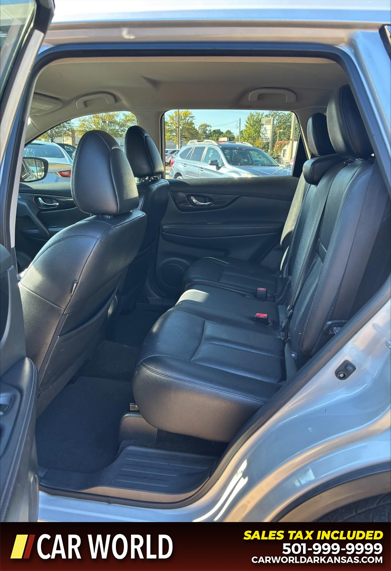 Nissan Rogue Vehicle Full-screen Gallery Image 15