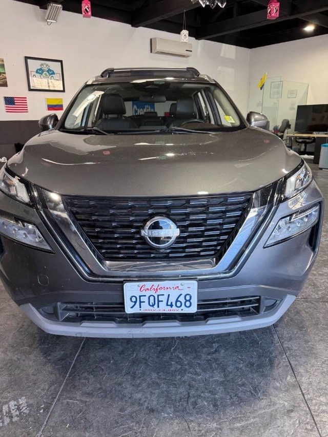Nissan Rogue Vehicle Full-screen Gallery Image 04