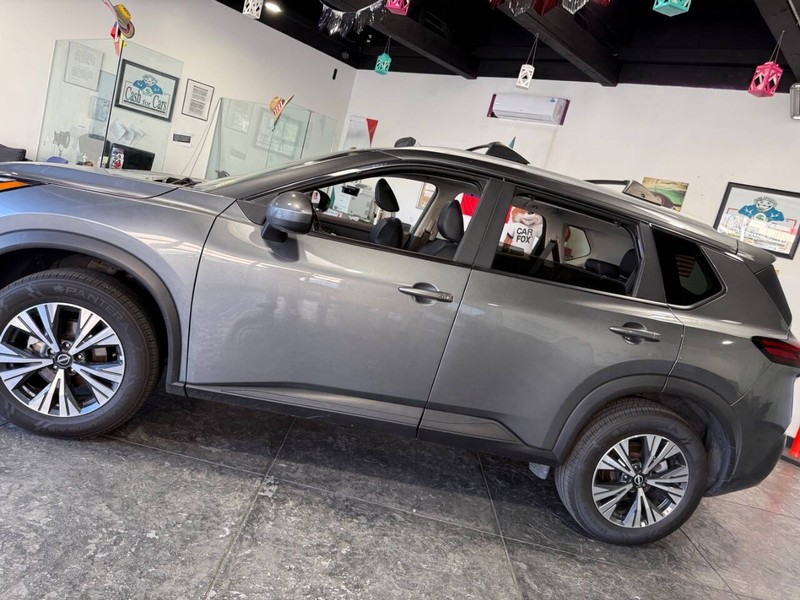 Nissan Rogue Vehicle Full-screen Gallery Image 15