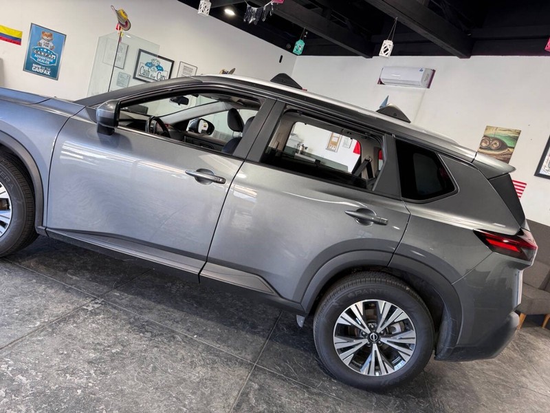 Nissan Rogue Vehicle Full-screen Gallery Image 16