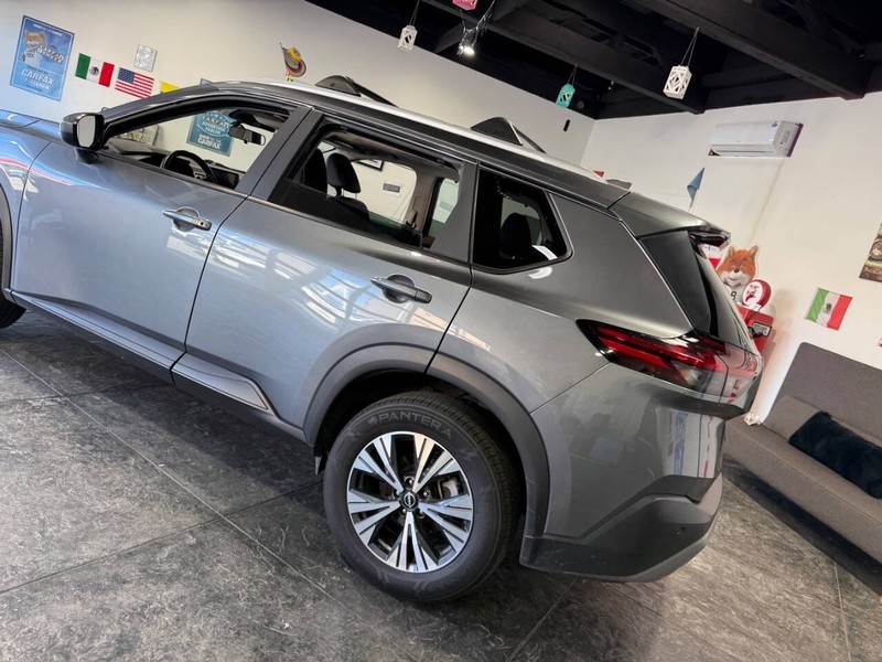 Nissan Rogue Vehicle Full-screen Gallery Image 18