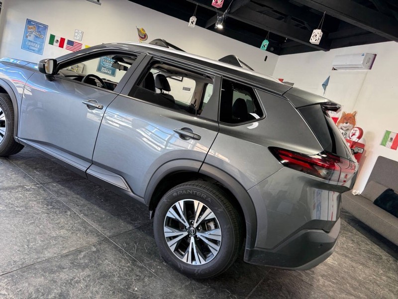 Nissan Rogue Vehicle Full-screen Gallery Image 19