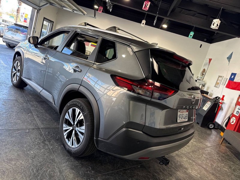 Nissan Rogue Vehicle Full-screen Gallery Image 23