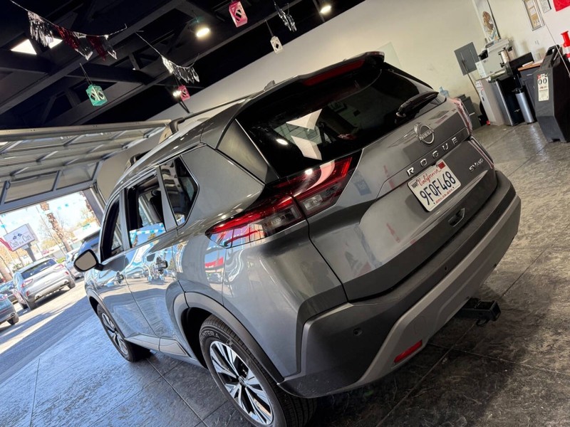 Nissan Rogue Vehicle Full-screen Gallery Image 24