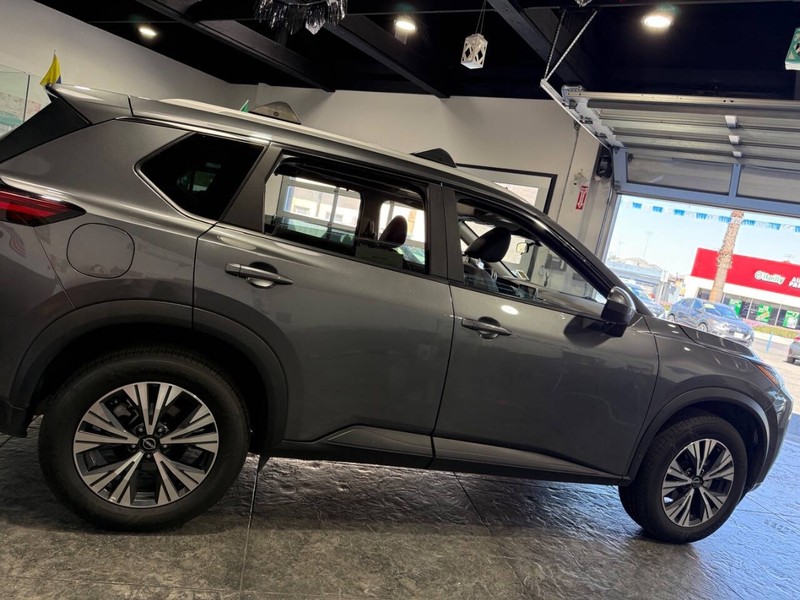 Nissan Rogue Vehicle Full-screen Gallery Image 41