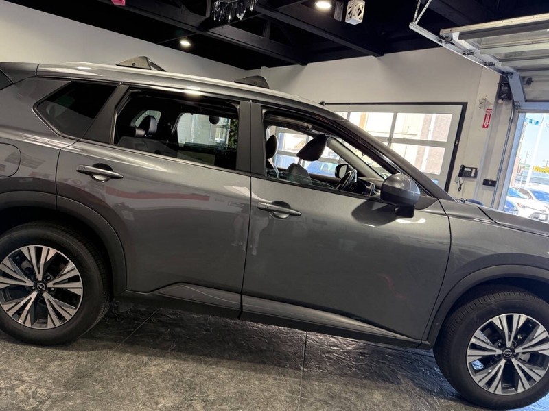 Nissan Rogue Vehicle Full-screen Gallery Image 45