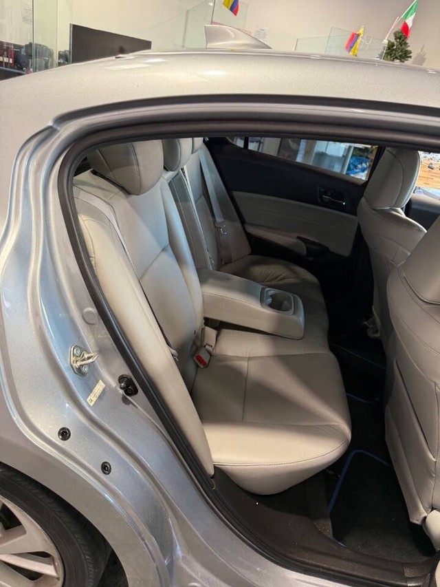 Acura ILX Vehicle Full-screen Gallery Image 39