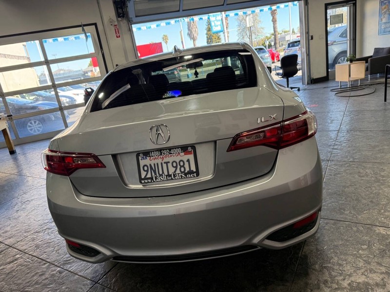 Acura ILX Vehicle Full-screen Gallery Image 22