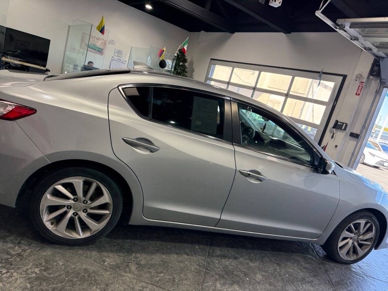 Acura ILX Vehicle Full-screen Gallery Image 25