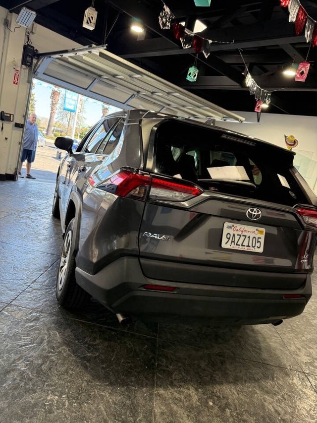 Toyota RAV4 Vehicle Full-screen Gallery Image 17