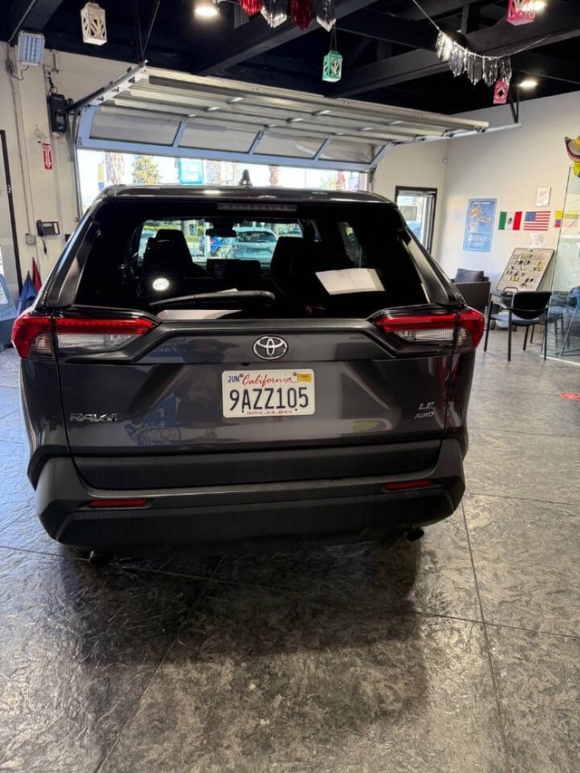 Toyota RAV4 Vehicle Full-screen Gallery Image 18