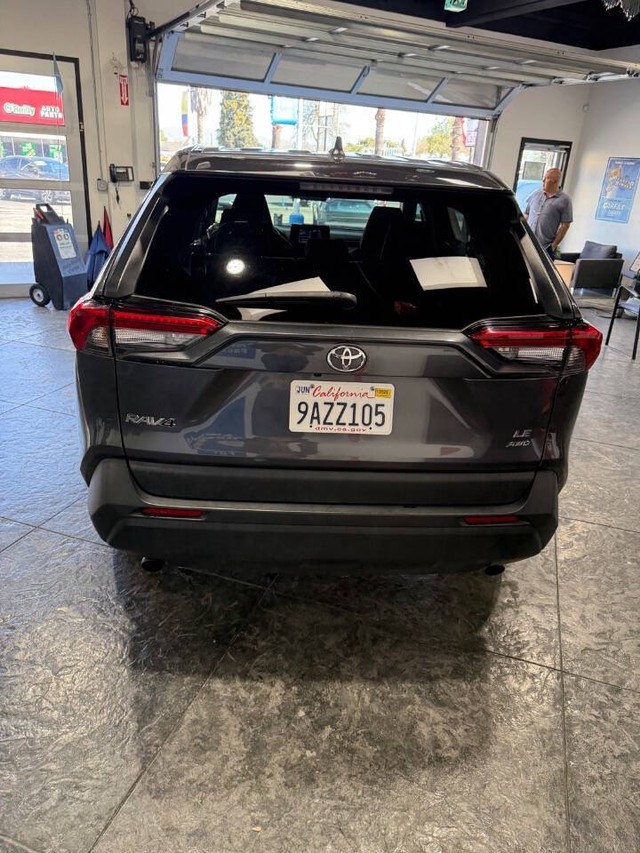 Toyota RAV4 Vehicle Full-screen Gallery Image 19
