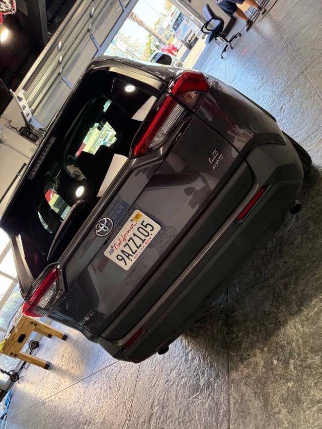 Toyota RAV4 Vehicle Full-screen Gallery Image 20