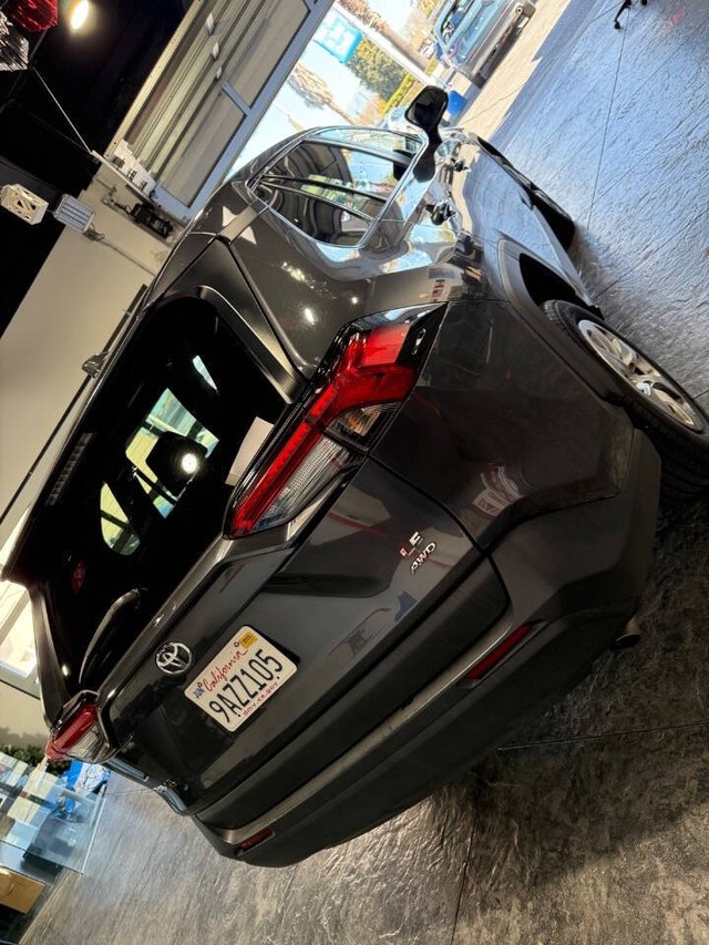 Toyota RAV4 Vehicle Full-screen Gallery Image 21
