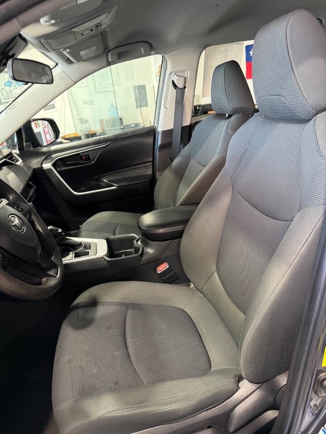 Toyota RAV4 Vehicle Full-screen Gallery Image 31