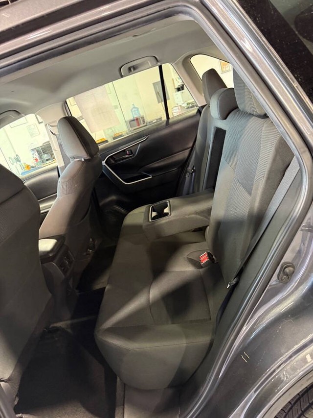 Toyota RAV4 Vehicle Full-screen Gallery Image 32