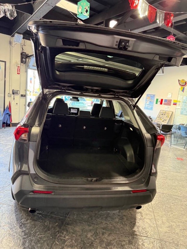 Toyota RAV4 Vehicle Full-screen Gallery Image 34