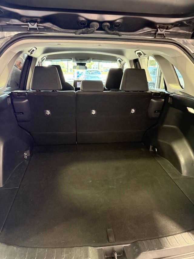 Toyota RAV4 Vehicle Full-screen Gallery Image 35