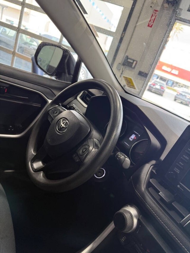 Toyota RAV4 Vehicle Full-screen Gallery Image 43
