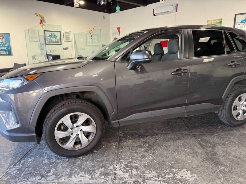 Toyota RAV4 Vehicle Full-screen Gallery Image 09