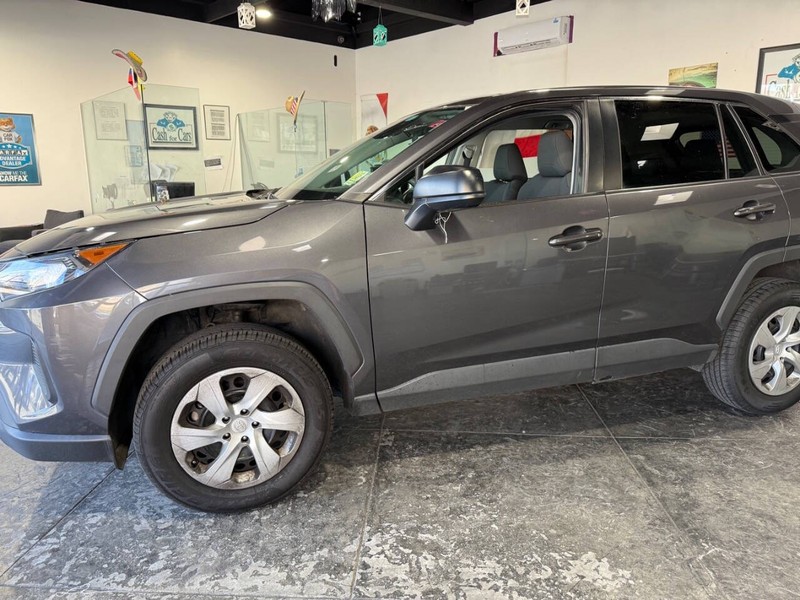 Toyota RAV4 Vehicle Full-screen Gallery Image 10