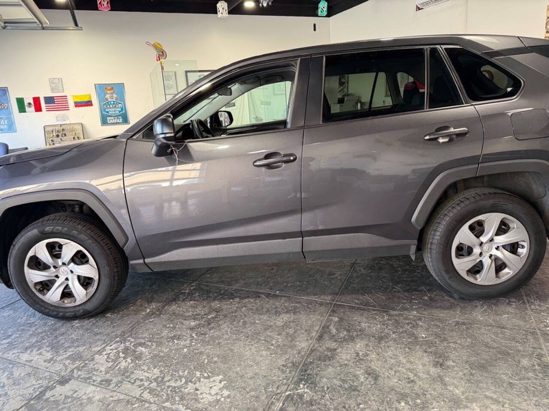 Toyota RAV4 Vehicle Full-screen Gallery Image 11
