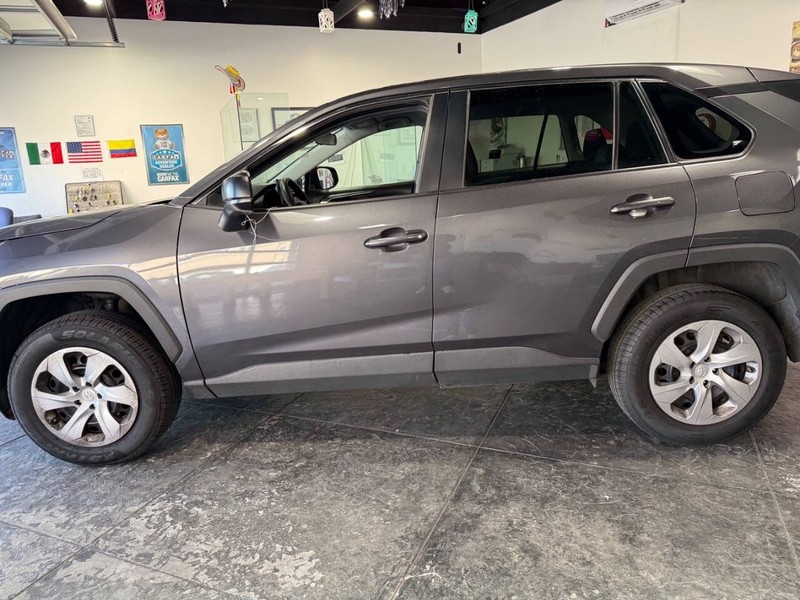 Toyota RAV4 Vehicle Full-screen Gallery Image 12