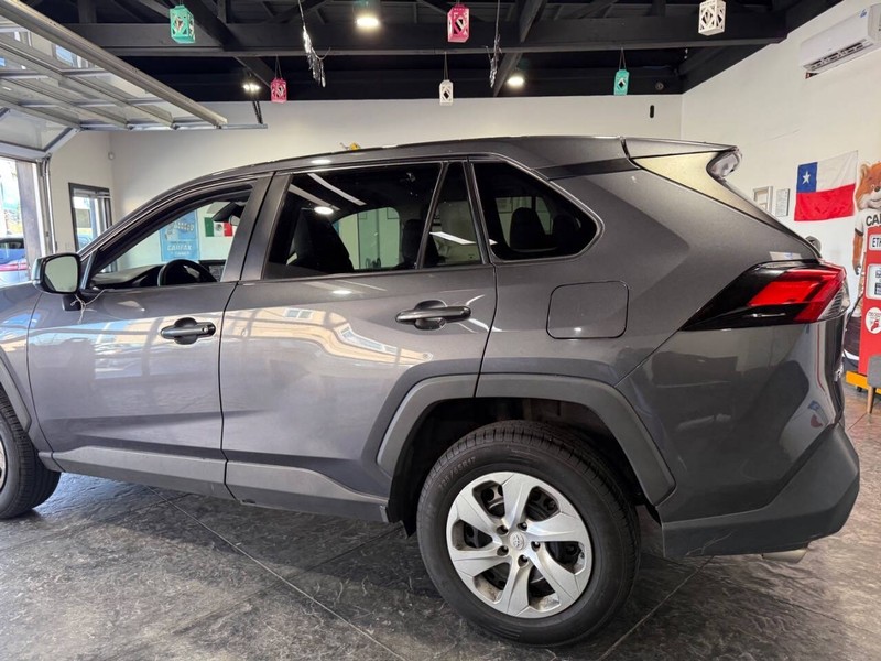 Toyota RAV4 Vehicle Full-screen Gallery Image 14