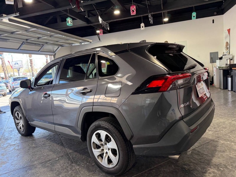 Toyota RAV4 Vehicle Full-screen Gallery Image 15