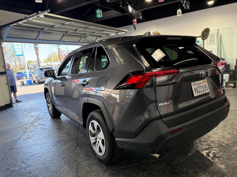 Toyota RAV4 Vehicle Full-screen Gallery Image 16