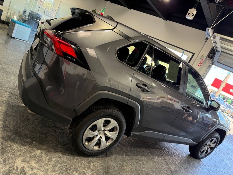 Toyota RAV4 Vehicle Full-screen Gallery Image 22