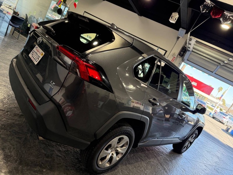 Toyota RAV4 Vehicle Full-screen Gallery Image 23