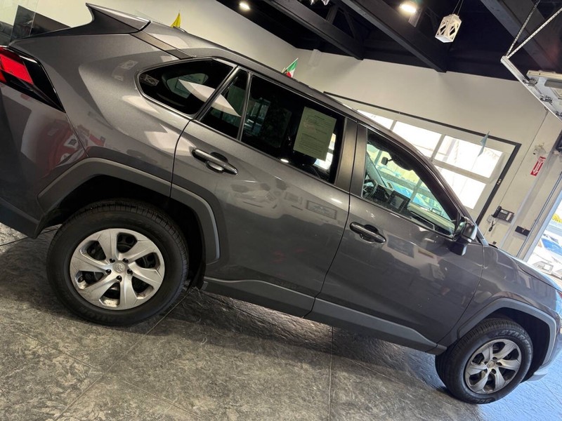 Toyota RAV4 Vehicle Full-screen Gallery Image 24