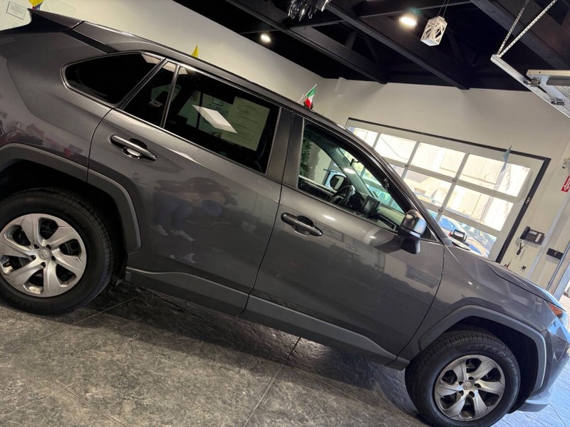 Toyota RAV4 Vehicle Full-screen Gallery Image 25