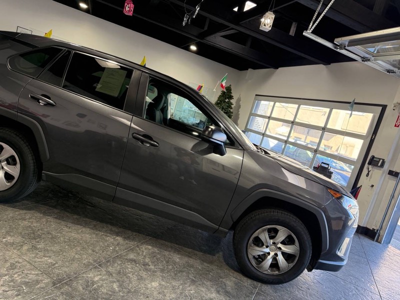 Toyota RAV4 Vehicle Full-screen Gallery Image 26