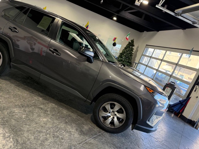 Toyota RAV4 Vehicle Full-screen Gallery Image 27