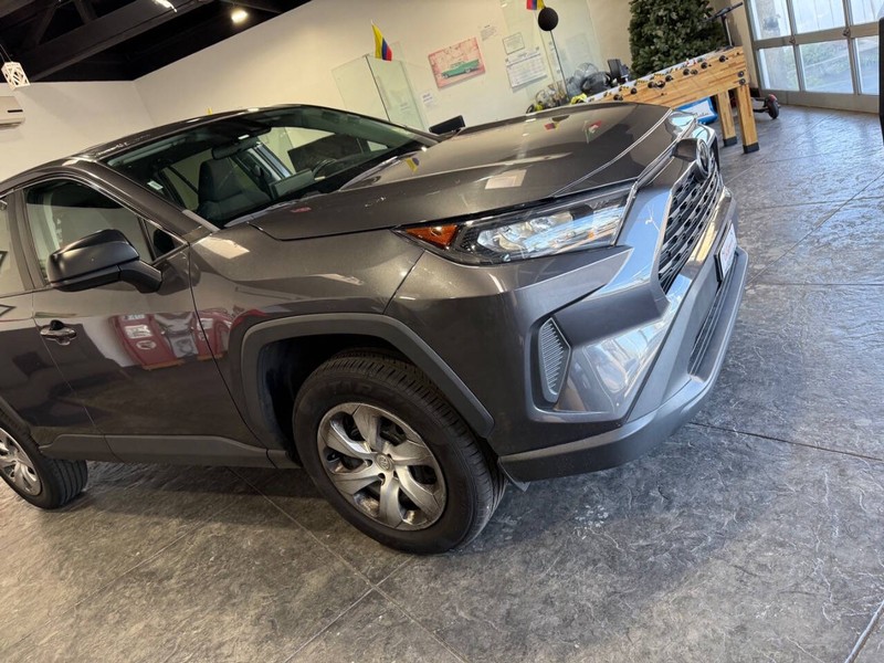 Toyota RAV4 Vehicle Full-screen Gallery Image 28