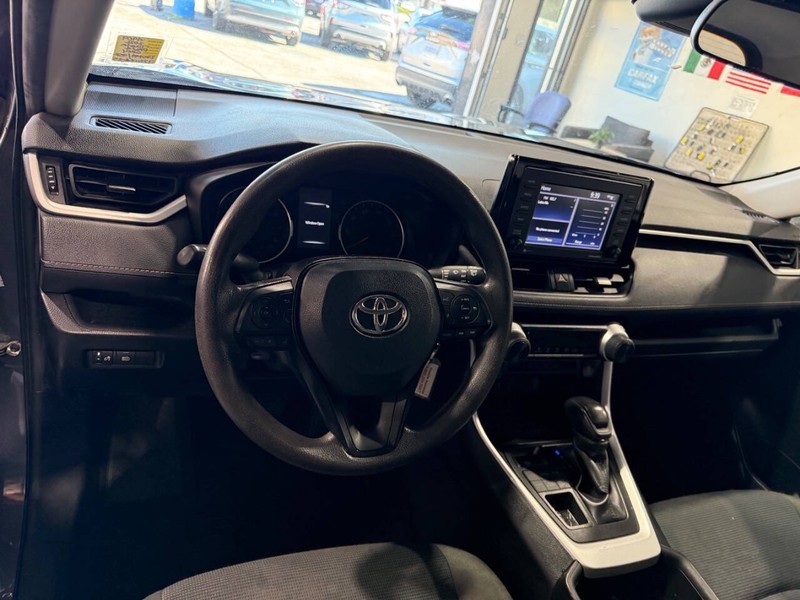 Toyota RAV4 Vehicle Full-screen Gallery Image 29