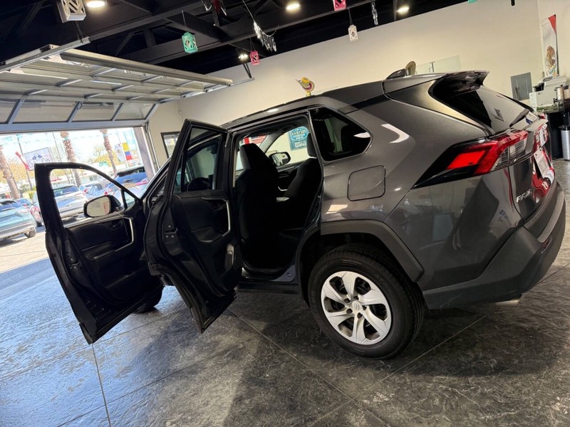 Toyota RAV4 Vehicle Full-screen Gallery Image 33