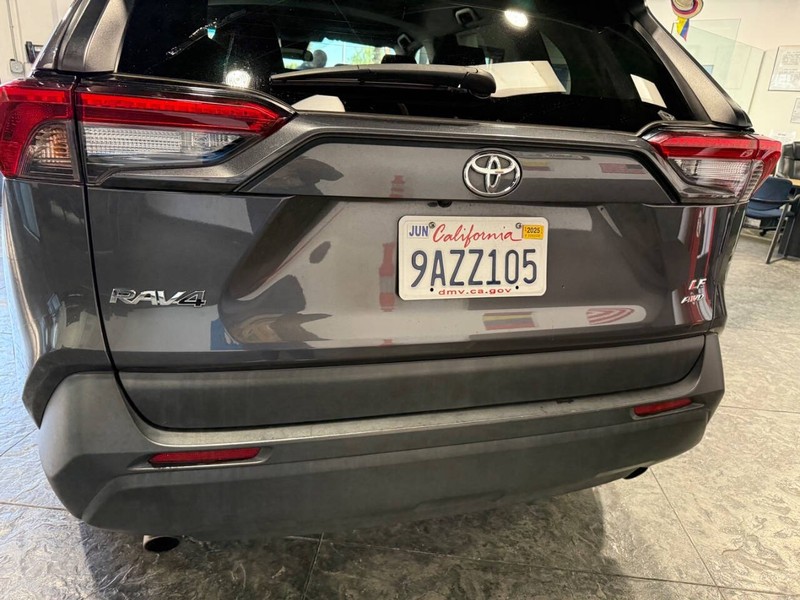 Toyota RAV4 Vehicle Full-screen Gallery Image 40