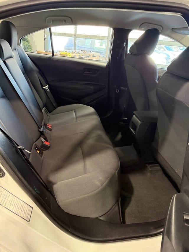 Toyota Corolla Vehicle Full-screen Gallery Image 15
