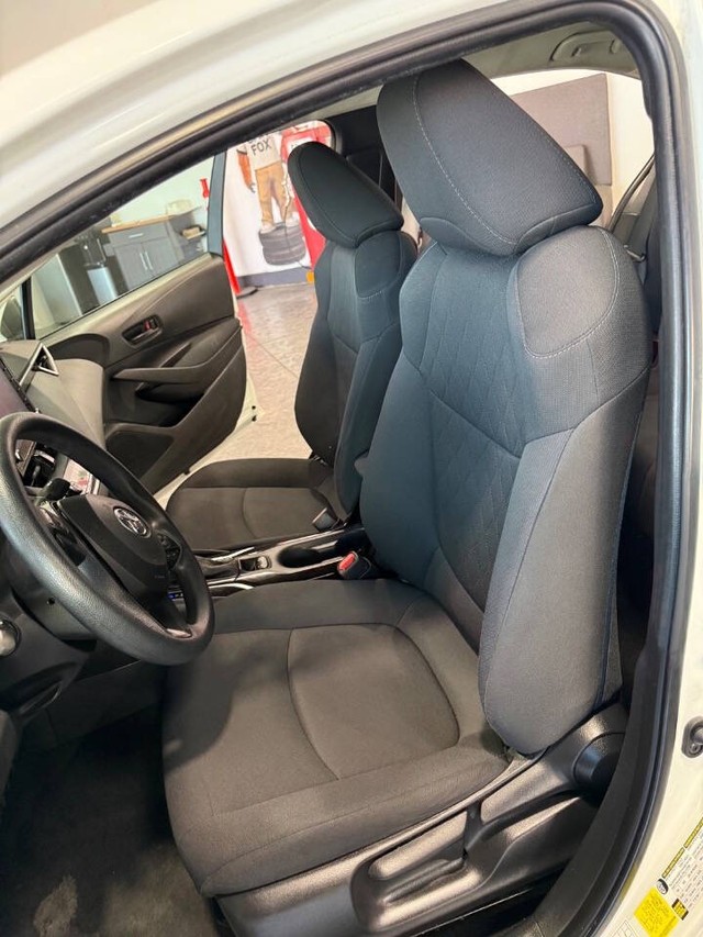 Toyota Corolla Vehicle Full-screen Gallery Image 24