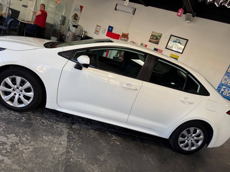 Toyota Corolla Vehicle Full-screen Gallery Image 12