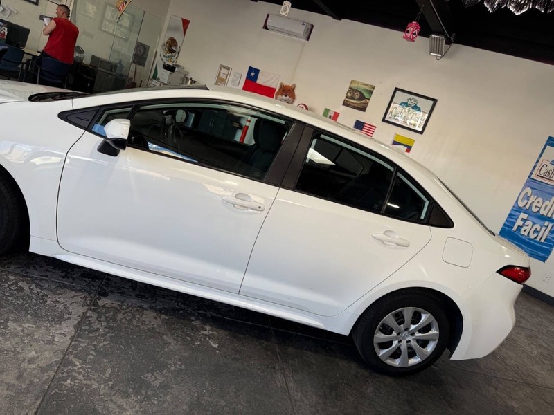 Toyota Corolla Vehicle Full-screen Gallery Image 14